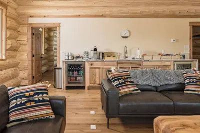 Image de Beautiful Brand New 4 Bedroom Chalet at the Majestic Valley Wilderness Lodge