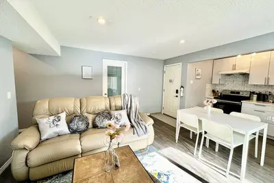 Image de Dragon’s den - 2br Basement suite in Calgary charming Calgary