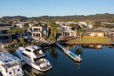 Image de Hosts on the Coast Arawa Waters