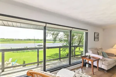 Image de Inspirational nature backdrop. End of the road beside the woods.