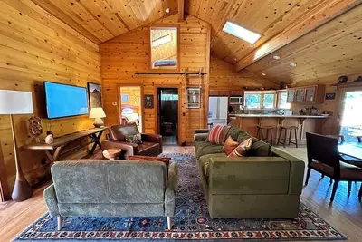 Image de 5 bedroom redwood stone art retreat 5 minutes from the beach