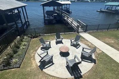 Image de It's About River Time, a 3br/3ba house on False River, fenced yard & large pier!