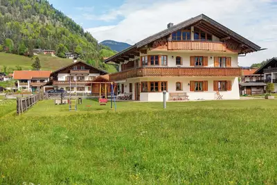 Image de Appartement 'Landhaus Bergkulisse' avec vue sur les montagnes, terrasse partagée et Wi-Fi
