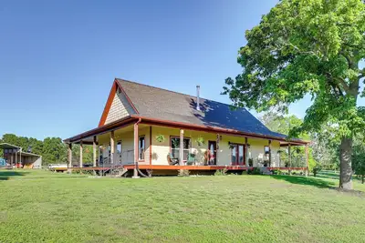 Image de Neosho Home on 90 Acres w/ Private Pool & Fire Pit