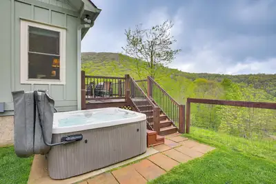 Image de Pet-Friendly Boone Cabin w/ Mtn Views & Hot Tub!