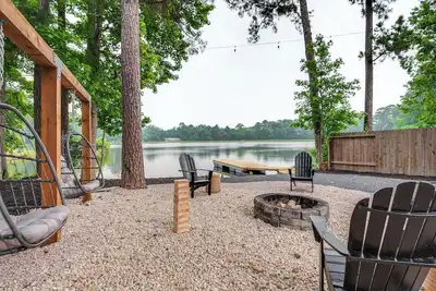 Image de Montgomery Home w/ Pond Access, Fire Pit & More!