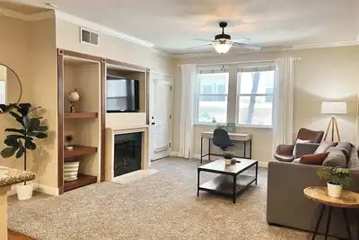 Image de Relaxing 2-Br Apt with Pool, Hot Tub & Gym