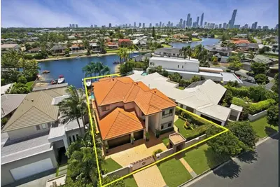Image de Beautiful and Modern Family Home with Heated Pool - Water View