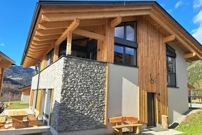 Image de Joli pavillon de ski avec abri de voiture
