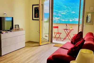 Image de Con Vista Mozzafiato sul Lago D'iseo, Ideale per Famiglie, Amici, Coppie