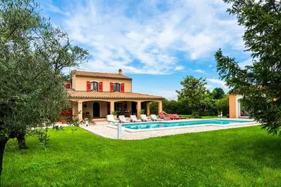 Image de Villa Provençale: Piscine Privée, Clim, Ping-Pong, Babyfoot, Jardin, Proche Avignon