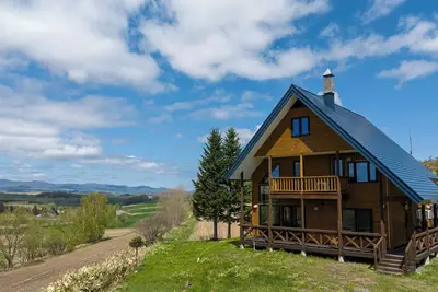 Image de A single house for rent near San'ai no Oka in Biei. 3 bedrooms sleeping up to 8 people in total. Please spend a wonderful holiday while enjoying the beautiful scenery of Biei.