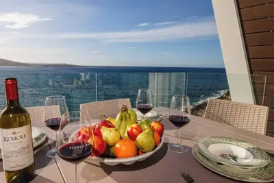 Image de Elegant seaview apartment in the heart of Bugibba. Enjoy modern design, a cozy bedroom, and a bright living area with a private terrace overlooking the Mediterranean — perfect for a relaxing coastal getaway.