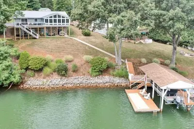 Image de 3 Bedrooms, 1 Flex Room, 5 Bathrooms! Come Visit \"Lakeside Landing\"!