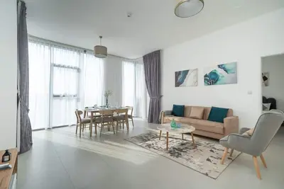 Image de Furnished 2br with floor-to-ceiling window