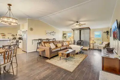 Image de 3 Bd, Poker, Pool Table, Foosball, Hot tub & more!