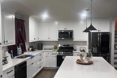 Image de Cozy\/ spacious split level house.