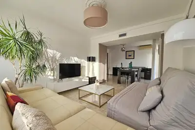 Image de Superbe 2 pièces 70m² / parking privé / climatisation / proche plages, gare