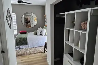Image de Comfy unit centrally located and convienent to nightlife.