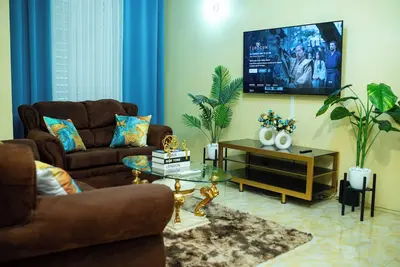 Central Topaz: Fully A/C, king & Double Bed, Free Parking & Wi-Fi, New Kingston