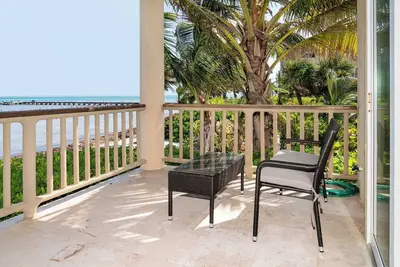 Image de Beachfront Bliss: Stunning Oceanfront 2br Condo in Ambergris Caye!