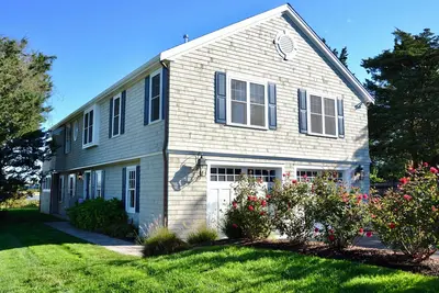 Image de Newly renovated home located on Gray Gables Beach overlooking the Cape Cod Canal