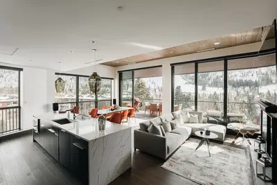 Image de Lavish 3-Bedroom Penthouse with Four Seasons Flair