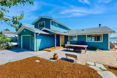 Image de Two-story waterfront retreat with incredible views & washer/dryer - near beach