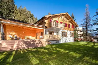 Image de Generous deluxe chalet walking distance to shops, restaurants & Cry D'Er lift.