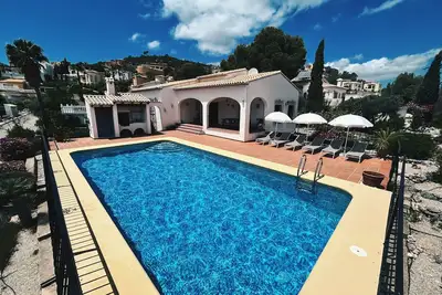 Image de Destination soleil d'hiver: villa authentique avec belle vue sur les montagnes