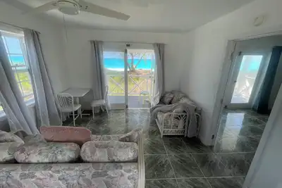 Cozy cottage facing the ocean with beach access, the sunrises are unforgettable.