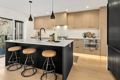 New! ! Fairhaven Creekside Retreat. Steps to the Village, Trails & Beach!