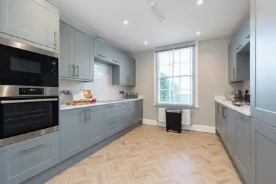 Image de Elliot Oliver - Stunning 6 Bedroom Regency House With Parking in Cheltenham