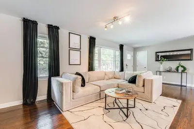 Image de Chic College Park Cottage ~ 2 Mi to Main Street!