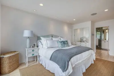 Image de Beachfront home, steps from the sand