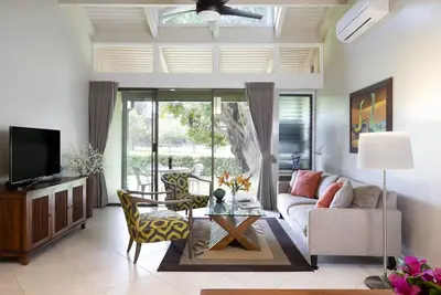 Image de Modern, Designer Owned 2bd+2ba w/ Loft @ Turtle Bay, Ac in every room