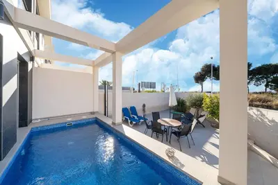 Image de Maison confortable avec piscine privée
