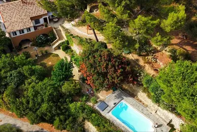 Image de Villa Provencal : Écrin de Verdure Dans le Village Perché de Cornillon Confoux