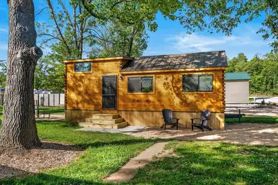 Image de Family cabin on a creek with hot tub, grill, and close access to Branson, Mo.