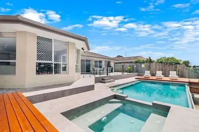 Image de Relaxing Waterfront Oasis with Heated Spa!