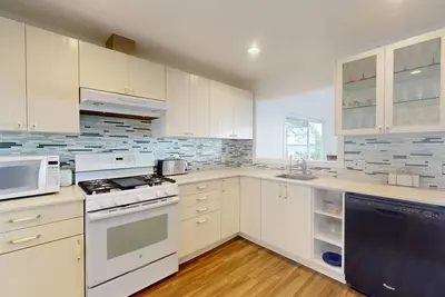 Image de 4 Seasons Lake Front Cottage with direct access to Lake Simcoe. 50 mins to T. O.