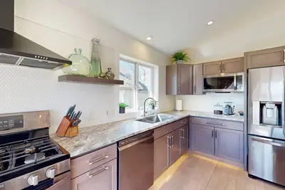 Image de Second-floor downtown home with fireplace, streaming, washer\/dryer, & Ac