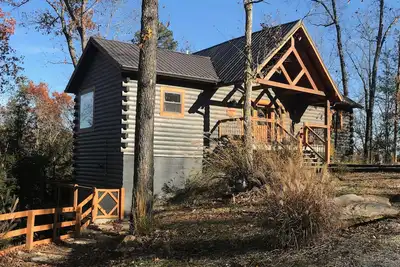 Image de Luxury Cabin with Rustic Elegance