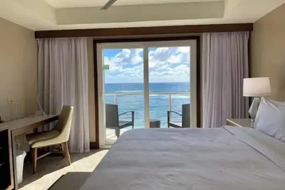 Image de The only 3 Bedroom Beachfront Condos in St Maarten - King Size Bed, Pool, Gym