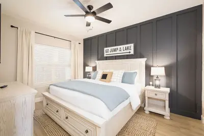 Image de Walk-In 3 Bedroom 2 Full Bath Luxury Condo, Sleeps 12 Lake View & Mins from Sdc!