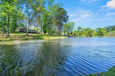Image de Picturesque Lakeside Luxury: Perfect Lush Getaway