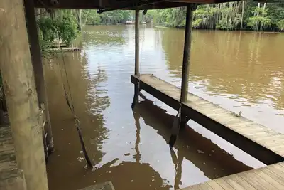 Image de Two-story on the river that sleeps up to 14! Boat lift & ramp. Deck over water