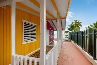 Image de Beachfront Rustic Cabin by Sunset Village - Yellow