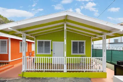 Image de Beachfront Rustic Cabin by Sunset Village - Green