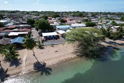 Image de Beachfront Rustic Cabin by Sunset Village - Blue